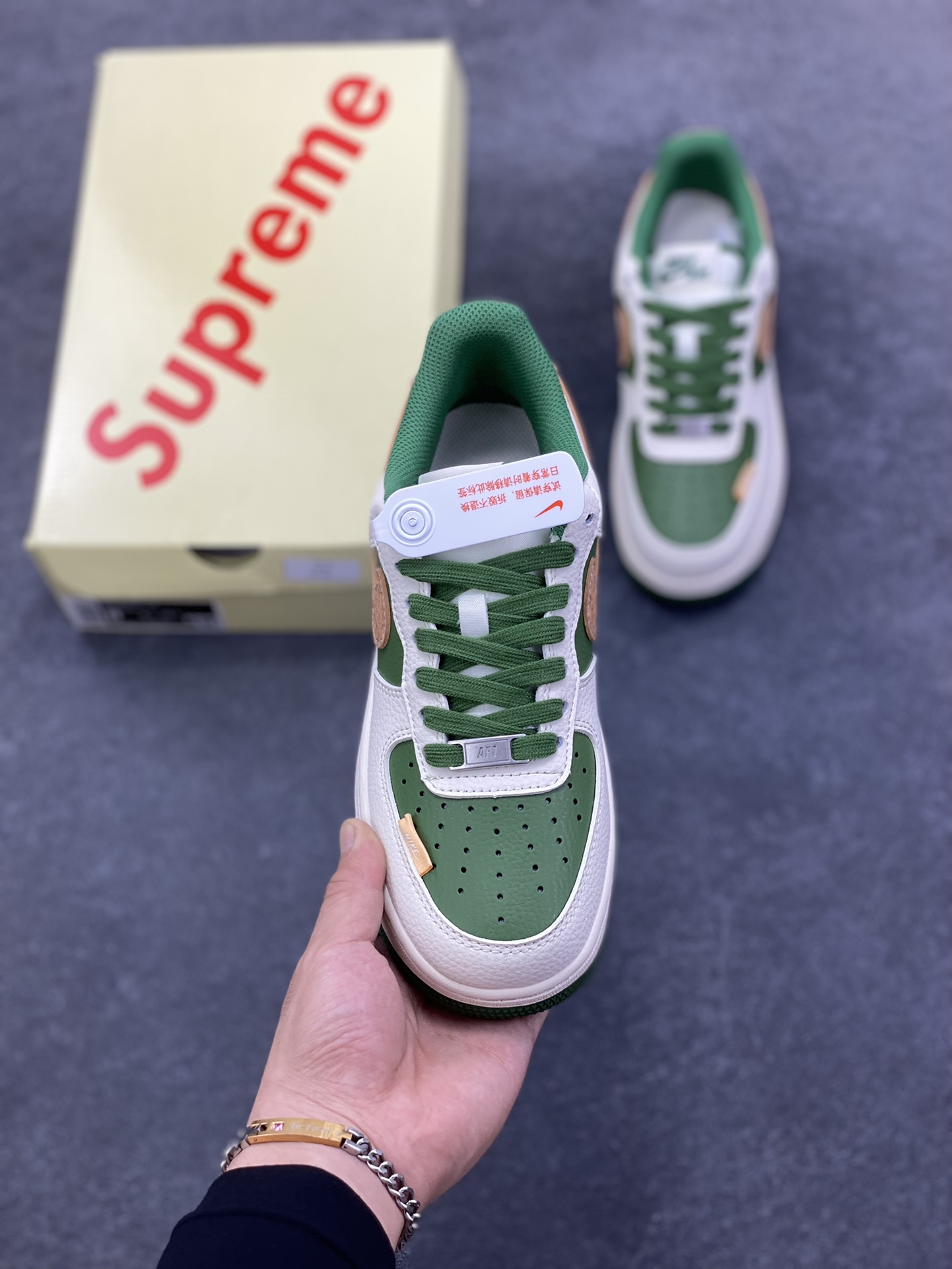 图片[2]-NIke Air Force 1 \’07 Low “石头岛联名——米绿花卉”空军一号 低帮 运动鞋 休闲鞋 折边针车 工艺难度大 原楦头原纸板 原装鞋盒 定制五金配件 内置全掌气垫 原厂鞋底 货号：JP8028-010 尺码：36 36.5 37.5 38 38.5 39 40 40.5 41 42 42.5 43 44 44.5 45-选品中心