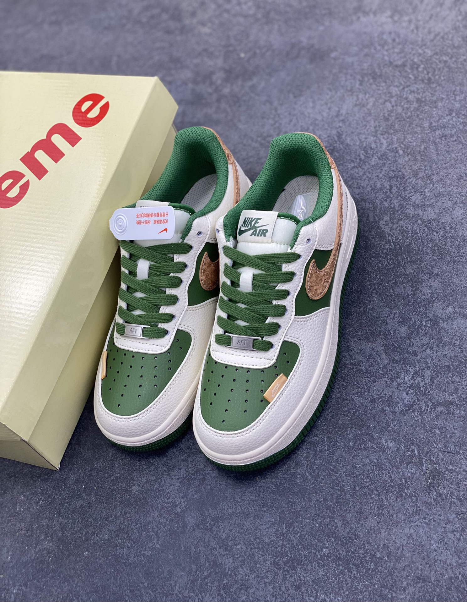 图片[8]-NIke Air Force 1 \’07 Low “石头岛联名——米绿花卉”空军一号 低帮 运动鞋 休闲鞋 折边针车 工艺难度大 原楦头原纸板 原装鞋盒 定制五金配件 内置全掌气垫 原厂鞋底 货号：JP8028-010 尺码：36 36.5 37.5 38 38.5 39 40 40.5 41 42 42.5 43 44 44.5 45-选品中心