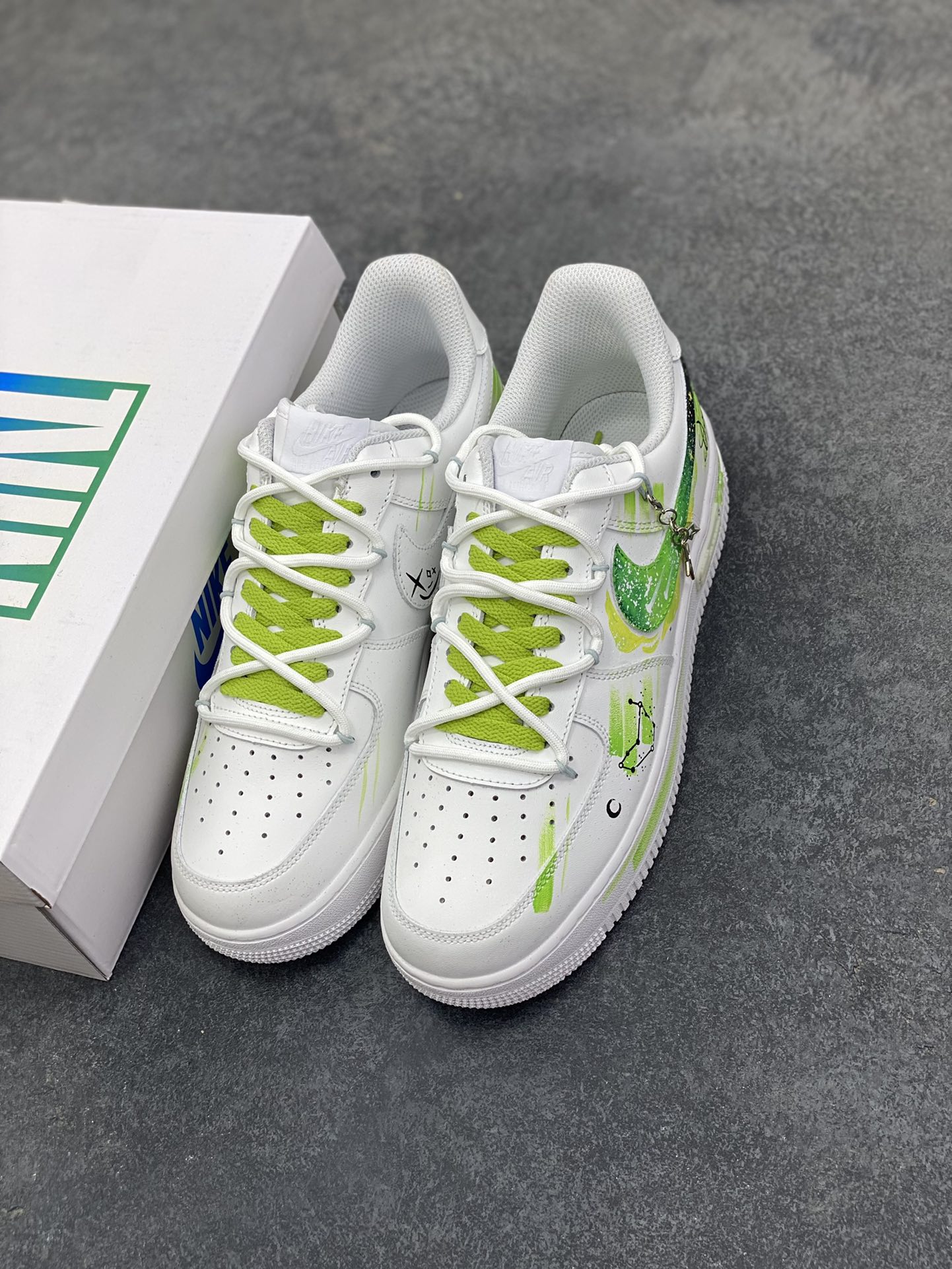 图片[8]-Nike Air Force 1\’07 Low \”Capricorn\” 手绘涂鸦十二星座系列 摩羯座 空军一号低帮休闲板鞋  #设计师用清新又富有力量感的青绿色系，勾勒出摩羯座的星座符号与星轨意象，笔触间的涂鸦质感肆意又不失精致，恰似摩羯骨子里的沉稳与对自我风格的大胆表达。鞋身点缀的金属挂饰更添细节巧思，让每一步都似踩在星芒之上，将星座的神秘特质融入日常穿搭的潮流基因里 货号：星座1222119  尺码：36 36.5 37.5 38 38.5 39 40 40.5 41 42 42.5 43 44 44.5 45-选品中心