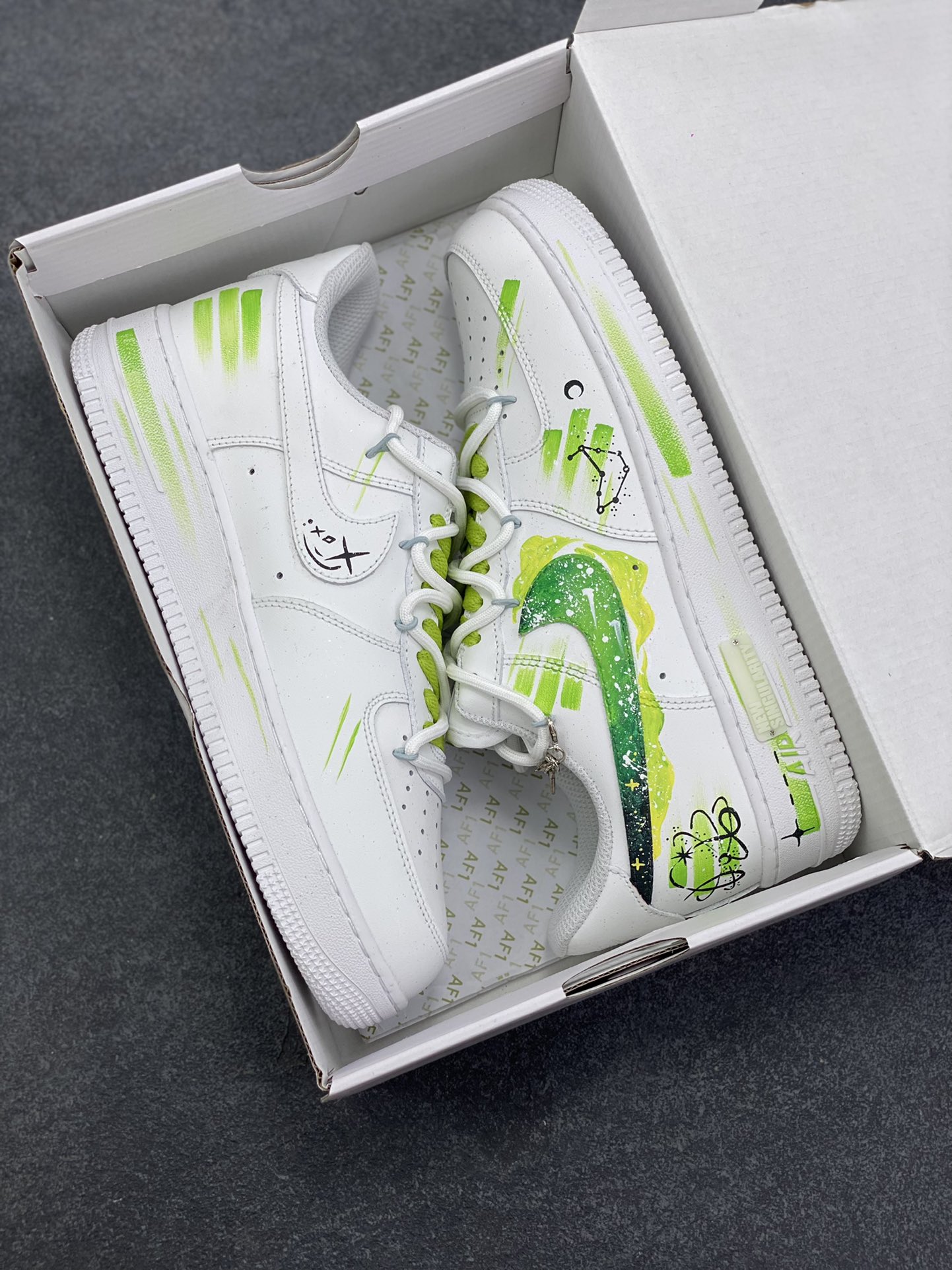 图片[9]-Nike Air Force 1\’07 Low \”Capricorn\” 手绘涂鸦十二星座系列 摩羯座 空军一号低帮休闲板鞋  #设计师用清新又富有力量感的青绿色系，勾勒出摩羯座的星座符号与星轨意象，笔触间的涂鸦质感肆意又不失精致，恰似摩羯骨子里的沉稳与对自我风格的大胆表达。鞋身点缀的金属挂饰更添细节巧思，让每一步都似踩在星芒之上，将星座的神秘特质融入日常穿搭的潮流基因里 货号：星座1222119  尺码：36 36.5 37.5 38 38.5 39 40 40.5 41 42 42.5 43 44 44.5 45-选品中心