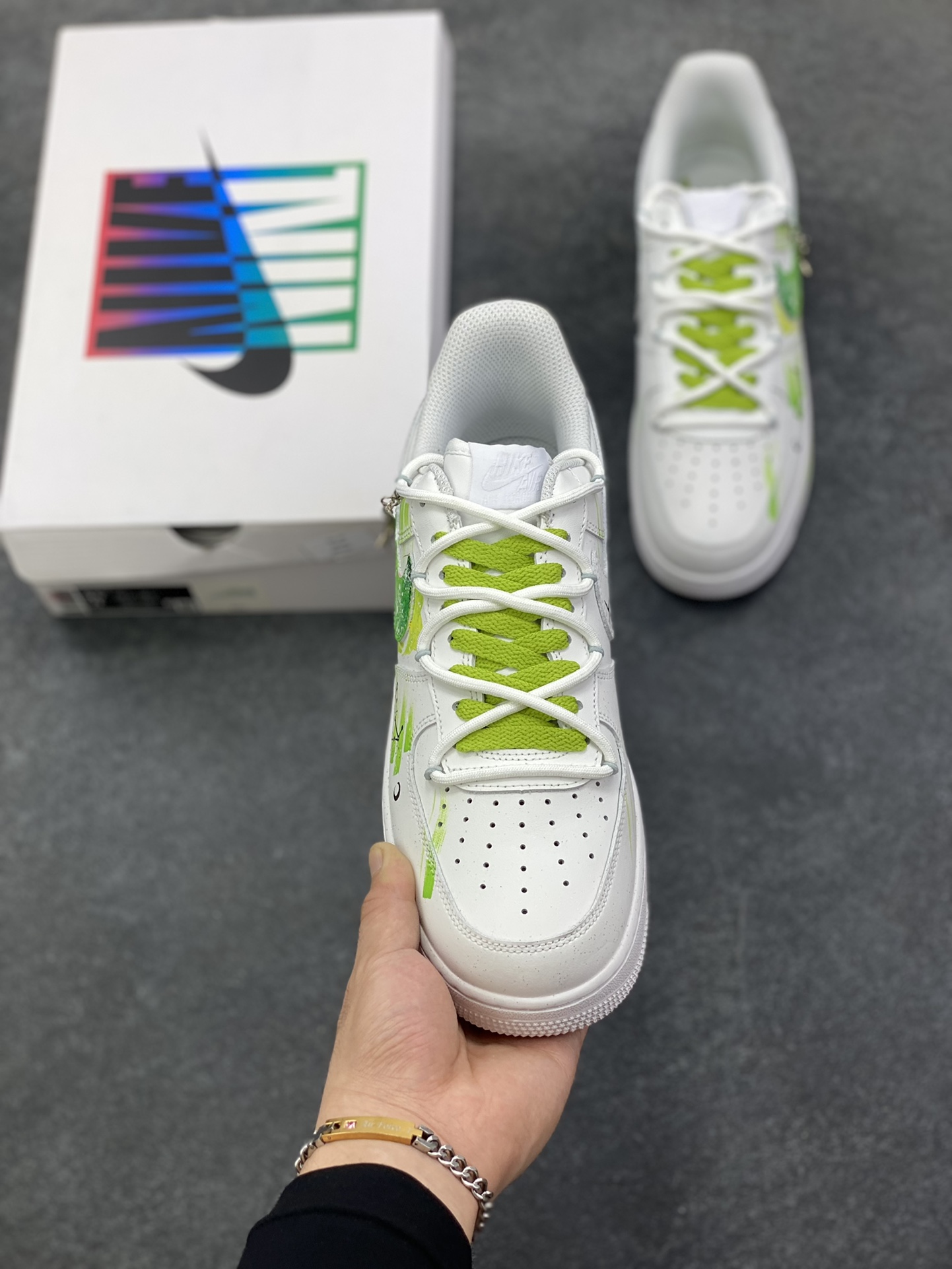图片[2]-Nike Air Force 1\’07 Low \”Capricorn\” 手绘涂鸦十二星座系列 摩羯座 空军一号低帮休闲板鞋  #设计师用清新又富有力量感的青绿色系，勾勒出摩羯座的星座符号与星轨意象，笔触间的涂鸦质感肆意又不失精致，恰似摩羯骨子里的沉稳与对自我风格的大胆表达。鞋身点缀的金属挂饰更添细节巧思，让每一步都似踩在星芒之上，将星座的神秘特质融入日常穿搭的潮流基因里 货号：星座1222119  尺码：36 36.5 37.5 38 38.5 39 40 40.5 41 42 42.5 43 44 44.5 45-选品中心
