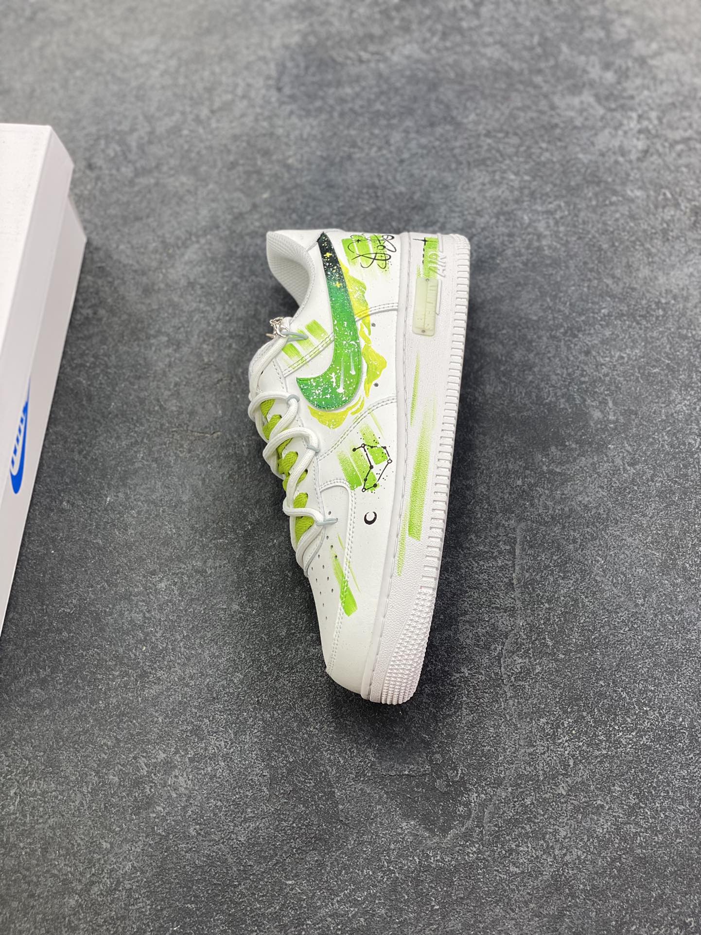 图片[7]-Nike Air Force 1\’07 Low \”Capricorn\” 手绘涂鸦十二星座系列 摩羯座 空军一号低帮休闲板鞋  #设计师用清新又富有力量感的青绿色系，勾勒出摩羯座的星座符号与星轨意象，笔触间的涂鸦质感肆意又不失精致，恰似摩羯骨子里的沉稳与对自我风格的大胆表达。鞋身点缀的金属挂饰更添细节巧思，让每一步都似踩在星芒之上，将星座的神秘特质融入日常穿搭的潮流基因里 货号：星座1222119  尺码：36 36.5 37.5 38 38.5 39 40 40.5 41 42 42.5 43 44 44.5 45-选品中心