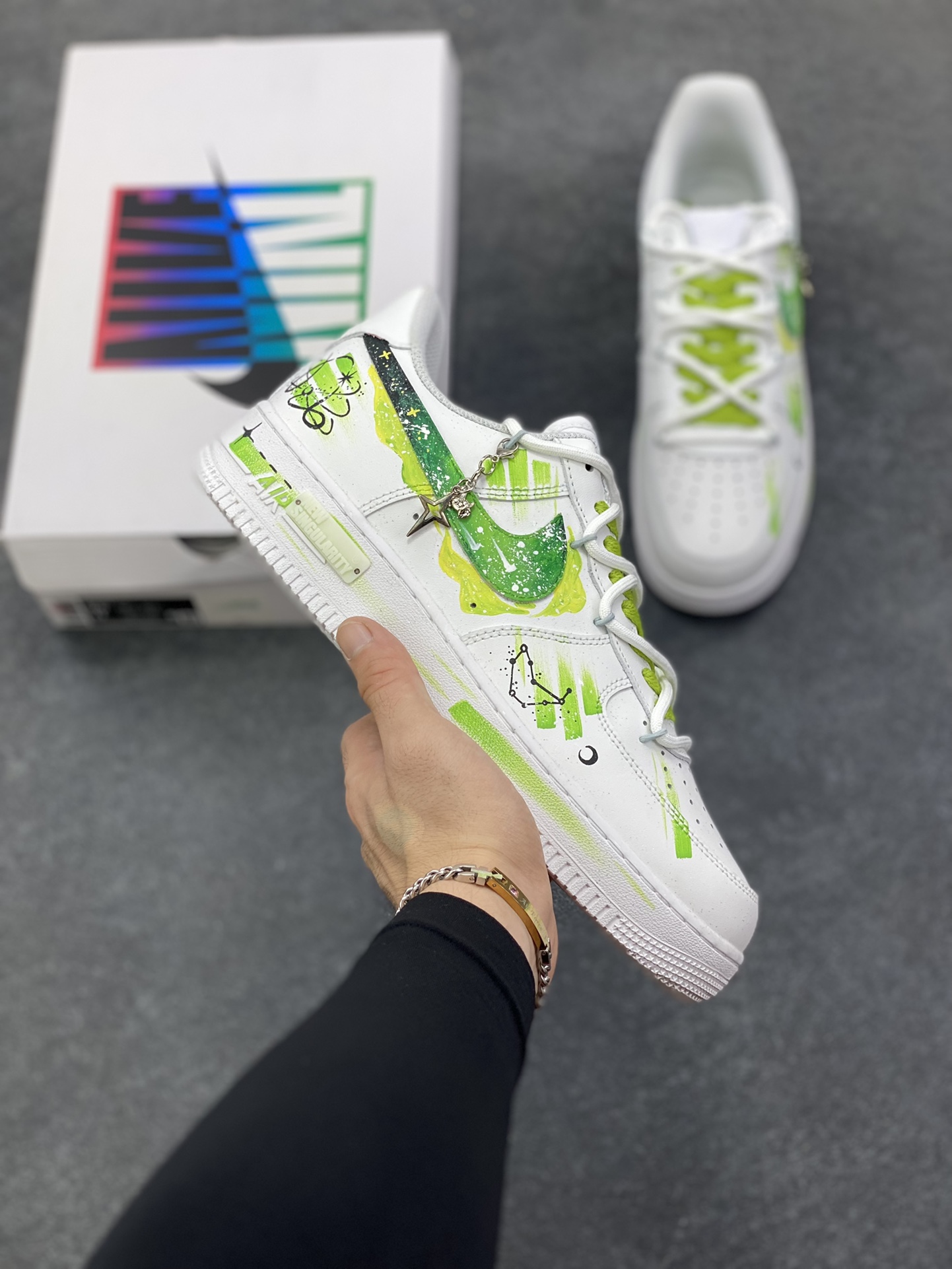 Nike Air Force 1\’07 Low \”Capricorn\” 手绘涂鸦十二星座系列 摩羯座 空军一号低帮休闲板鞋  #设计师用清新又富有力量感的青绿色系，勾勒出摩羯座的星座符号与星轨意象，笔触间的涂鸦质感肆意又不失精致，恰似摩羯骨子里的沉稳与对自我风格的大胆表达。鞋身点缀的金属挂饰更添细节巧思，让每一步都似踩在星芒之上，将星座的神秘特质融入日常穿搭的潮流基因里 货号：星座1222119  尺码：36 36.5 37.5 38 38.5 39 40 40.5 41 42 42.5 43 44 44.5 45-选品中心