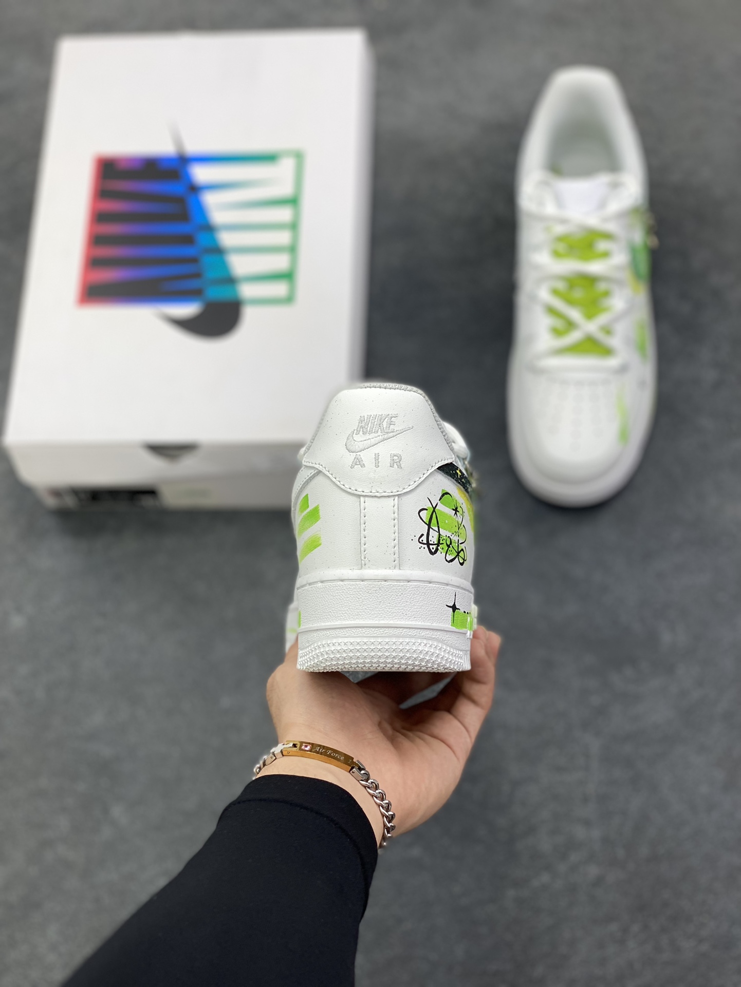 图片[4]-Nike Air Force 1\’07 Low \”Capricorn\” 手绘涂鸦十二星座系列 摩羯座 空军一号低帮休闲板鞋  #设计师用清新又富有力量感的青绿色系，勾勒出摩羯座的星座符号与星轨意象，笔触间的涂鸦质感肆意又不失精致，恰似摩羯骨子里的沉稳与对自我风格的大胆表达。鞋身点缀的金属挂饰更添细节巧思，让每一步都似踩在星芒之上，将星座的神秘特质融入日常穿搭的潮流基因里 货号：星座1222119  尺码：36 36.5 37.5 38 38.5 39 40 40.5 41 42 42.5 43 44 44.5 45-选品中心