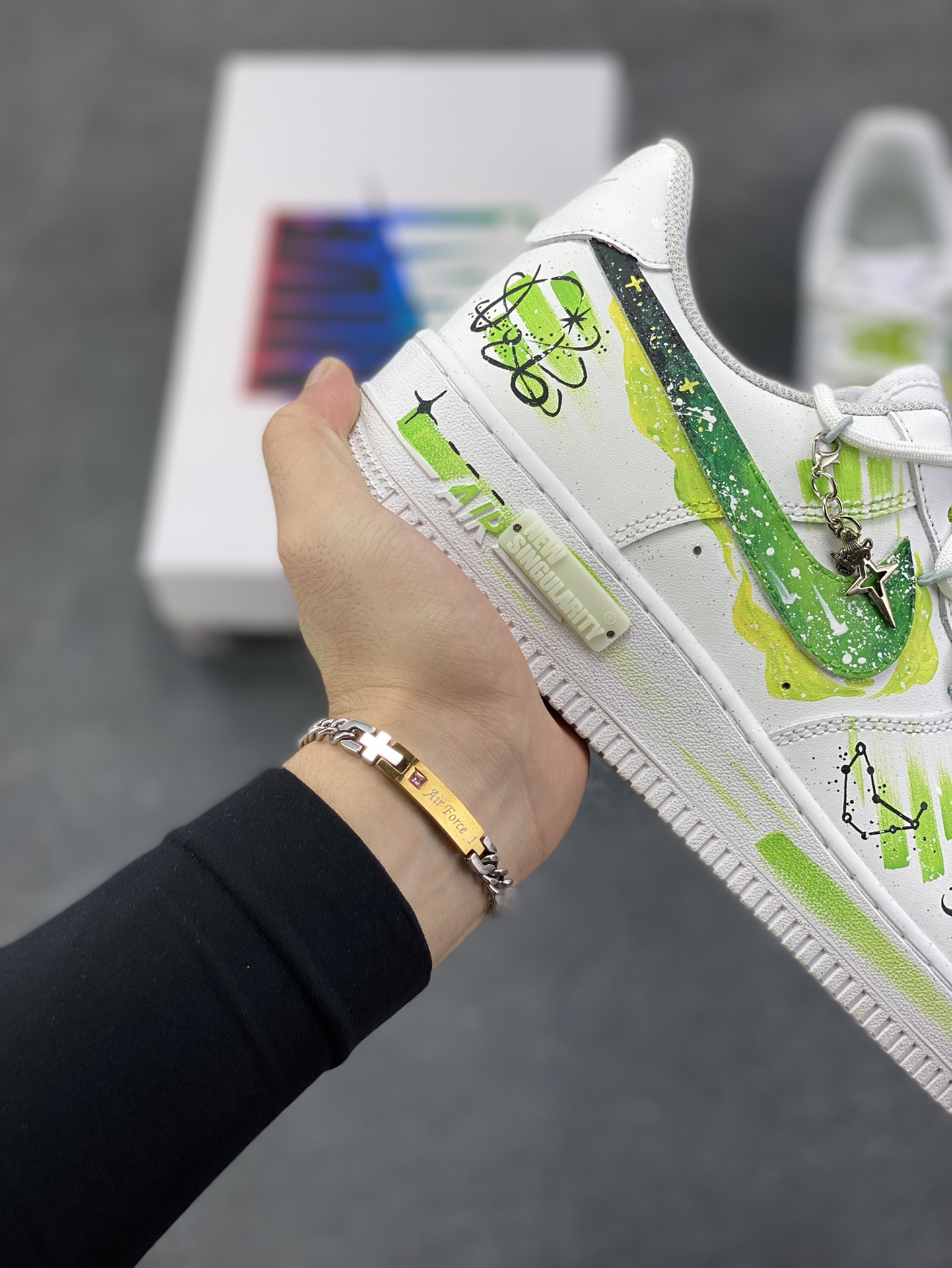 图片[6]-Nike Air Force 1\’07 Low \”Capricorn\” 手绘涂鸦十二星座系列 摩羯座 空军一号低帮休闲板鞋  #设计师用清新又富有力量感的青绿色系，勾勒出摩羯座的星座符号与星轨意象，笔触间的涂鸦质感肆意又不失精致，恰似摩羯骨子里的沉稳与对自我风格的大胆表达。鞋身点缀的金属挂饰更添细节巧思，让每一步都似踩在星芒之上，将星座的神秘特质融入日常穿搭的潮流基因里 货号：星座1222119  尺码：36 36.5 37.5 38 38.5 39 40 40.5 41 42 42.5 43 44 44.5 45-选品中心