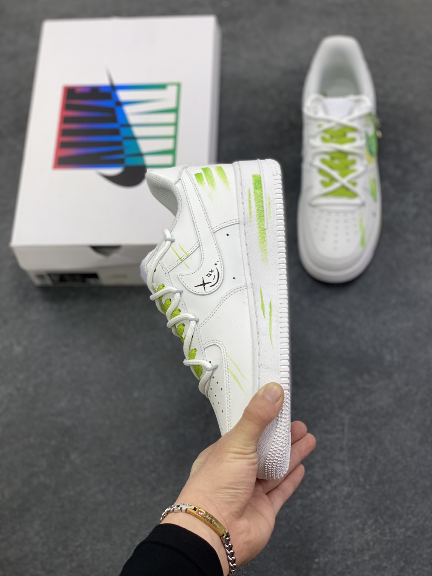 图片[3]-Nike Air Force 1\’07 Low \”Capricorn\” 手绘涂鸦十二星座系列 摩羯座 空军一号低帮休闲板鞋  #设计师用清新又富有力量感的青绿色系，勾勒出摩羯座的星座符号与星轨意象，笔触间的涂鸦质感肆意又不失精致，恰似摩羯骨子里的沉稳与对自我风格的大胆表达。鞋身点缀的金属挂饰更添细节巧思，让每一步都似踩在星芒之上，将星座的神秘特质融入日常穿搭的潮流基因里 货号：星座1222119  尺码：36 36.5 37.5 38 38.5 39 40 40.5 41 42 42.5 43 44 44.5 45-选品中心