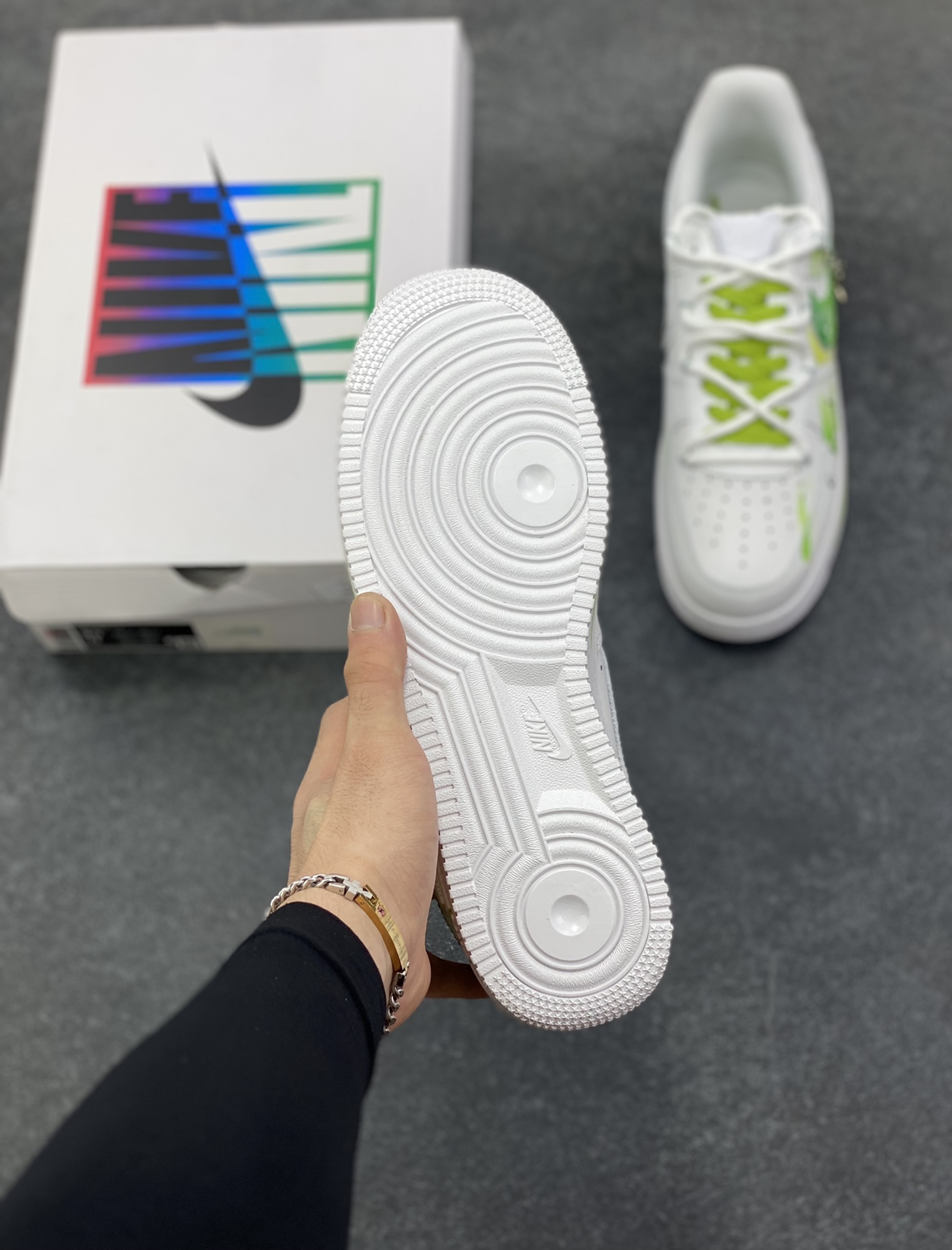 图片[5]-Nike Air Force 1\’07 Low \”Capricorn\” 手绘涂鸦十二星座系列 摩羯座 空军一号低帮休闲板鞋  #设计师用清新又富有力量感的青绿色系，勾勒出摩羯座的星座符号与星轨意象，笔触间的涂鸦质感肆意又不失精致，恰似摩羯骨子里的沉稳与对自我风格的大胆表达。鞋身点缀的金属挂饰更添细节巧思，让每一步都似踩在星芒之上，将星座的神秘特质融入日常穿搭的潮流基因里 货号：星座1222119  尺码：36 36.5 37.5 38 38.5 39 40 40.5 41 42 42.5 43 44 44.5 45-选品中心