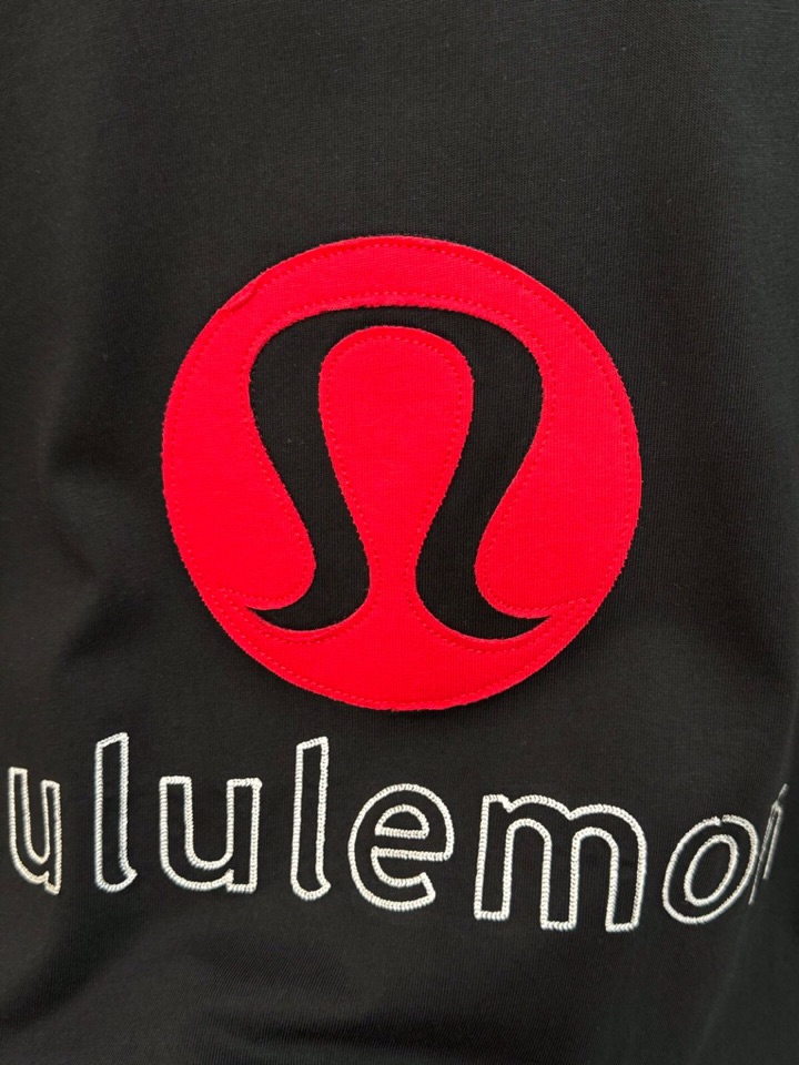 Lulu2025春夏新品短袖圆领T恤，原版印花刺绣字母Logo，三标齐 帅气时尚，简约百搭款。纯棉面料.