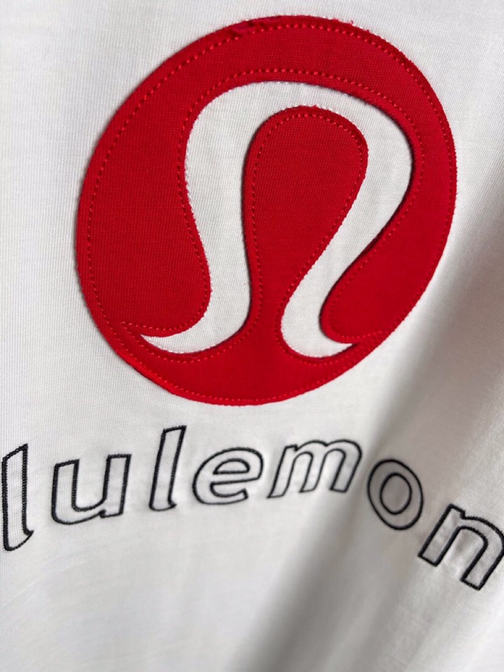 Lulu2025春夏新品短袖圆领T恤，原版印花刺绣字母Logo，三标齐 帅气时尚，简约百搭款。纯棉面料.