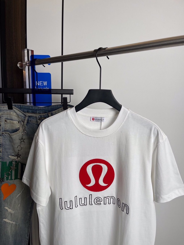 Lulu2025春夏新品短袖圆领T恤，原版印花刺绣字母Logo，三标齐 帅气时尚，简约百搭款。纯棉面料.