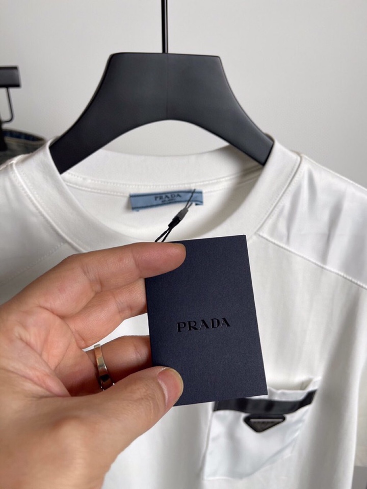 Prada 普拉达2025春夏新品短袖圆领T恤，原版印花刺绣字母Logo，三标齐 帅气时尚，简约百搭款。