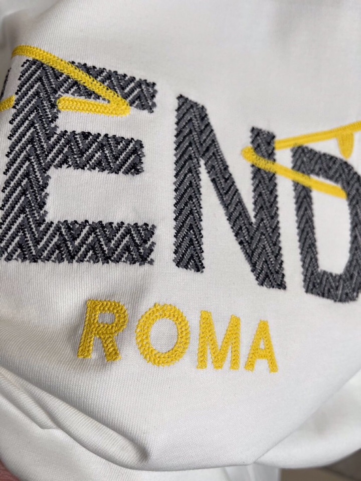 FENDI 芬迪2025春夏新品短袖圆领T恤，原版印花刺绣字母Logo，三标齐 帅气时尚，简约百搭款。纯
