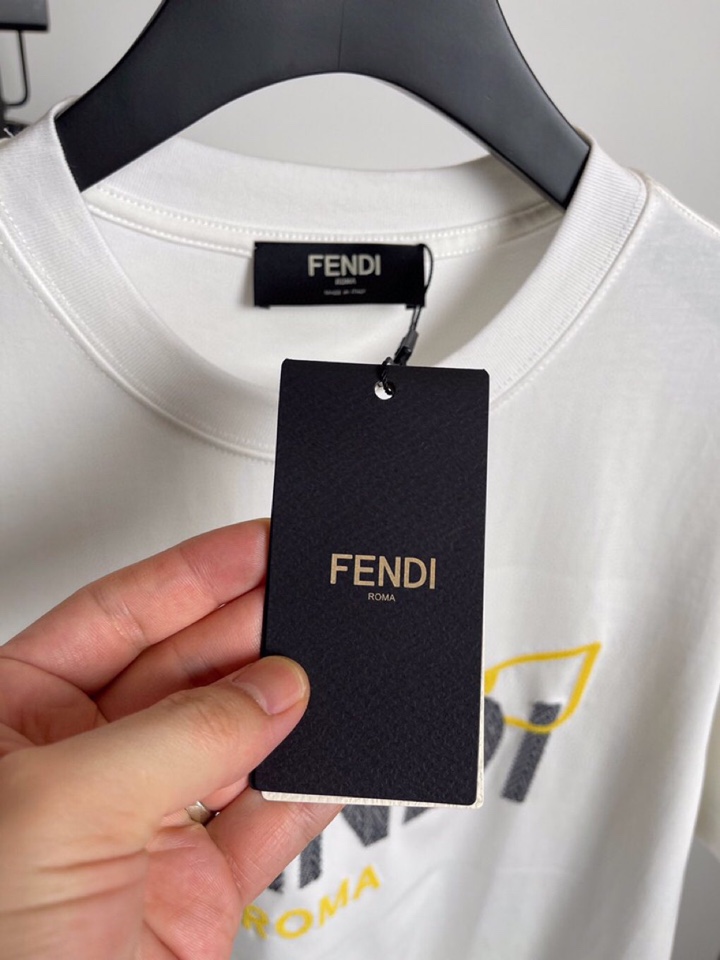 FENDI 芬迪2025春夏新品短袖圆领T恤，原版印花刺绣字母Logo，三标齐 帅气时尚，简约百搭款。纯