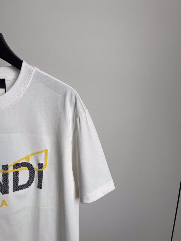 FENDI 芬迪2025春夏新品短袖圆领T恤，原版印花刺绣字母Logo，三标齐 帅气时尚，简约百搭款。纯