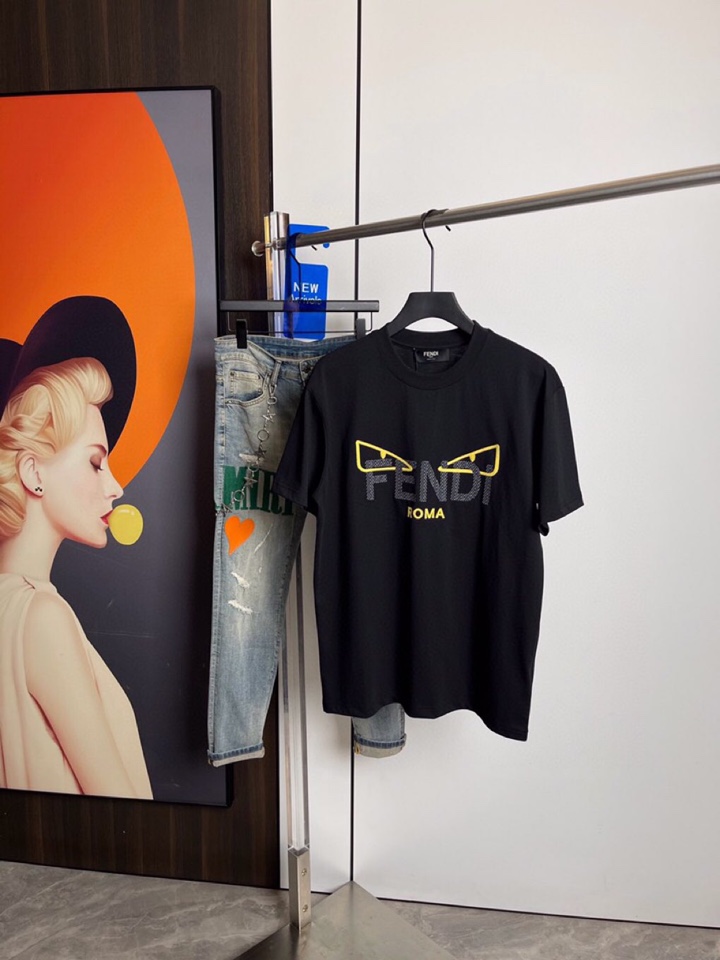 FENDI 芬迪2025春夏新品短袖圆领T恤，原版印花刺绣字母Logo，三标齐 帅气时尚，简约百搭款。纯