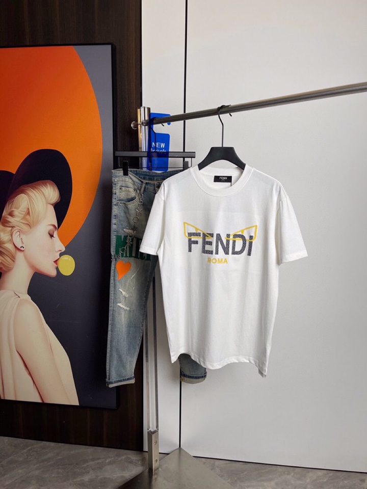 FENDI 芬迪2025春夏新品短袖圆领T恤，原版印花刺绣字母Logo，三标齐 帅气时尚，简约百搭款。纯