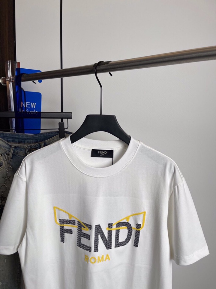 FENDI 芬迪2025春夏新品短袖圆领T恤，原版印花刺绣字母Logo，三标齐 帅气时尚，简约百搭款。纯
