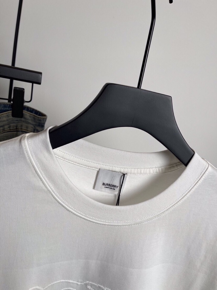 Burberry 巴宝莉BBR2025春夏新品短袖圆领T恤，原版印花刺绣字母Logo，三标齐 帅气时尚，