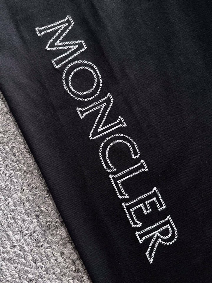 Moncler  蒙口2025春夏新品短袖圆领T恤，原版印花刺绣字母Logo，三标齐 帅气时尚，简约百搭