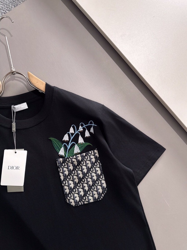 Dior 迪奥2025春夏新品短袖圆领T恤，原版印花刺绣字母Logo，三标齐 帅气时尚，简约百搭款。纯棉