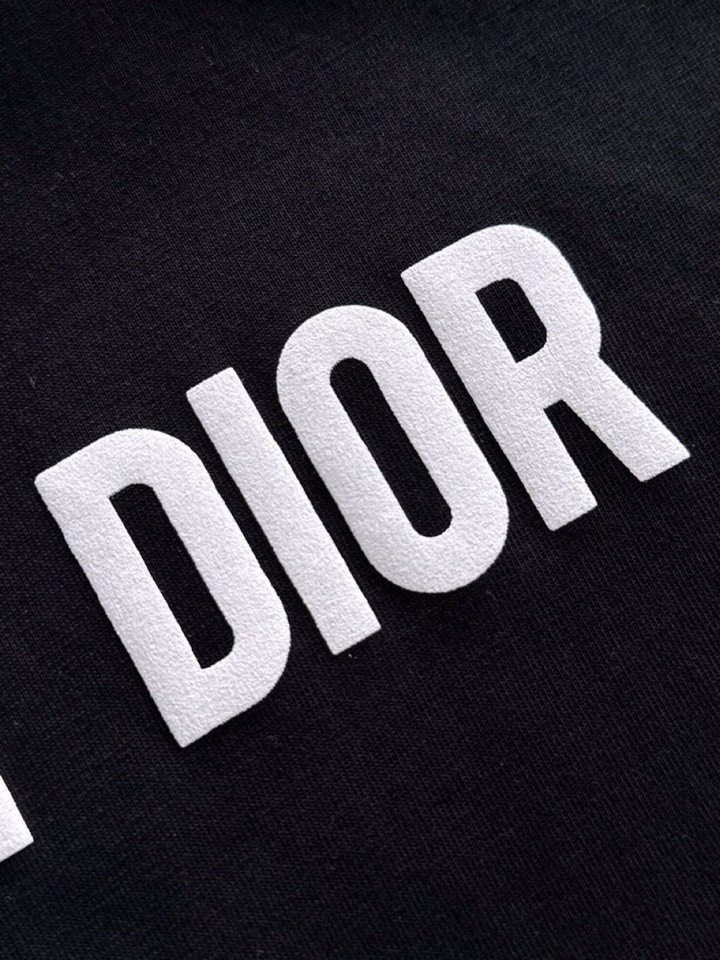 Dior 迪奥2025春夏新品短袖圆领T恤，原版印花刺绣字母Logo，三标齐 帅气时尚，简约百搭款。纯棉