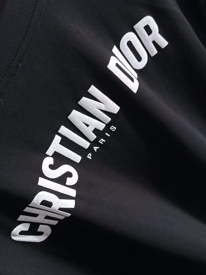 Dior 迪奥2025春夏新品短袖圆领T恤，原版印花刺绣字母Logo，三标齐 帅气时尚，简约百搭款。纯棉