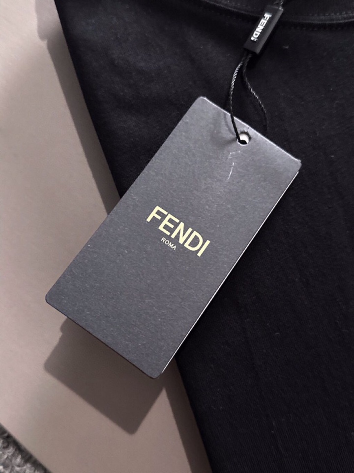 FENDI 芬迪2025春夏新品短袖圆领T恤，原版印花刺绣字母Logo，三标齐 帅气时尚，简约百搭款。纯