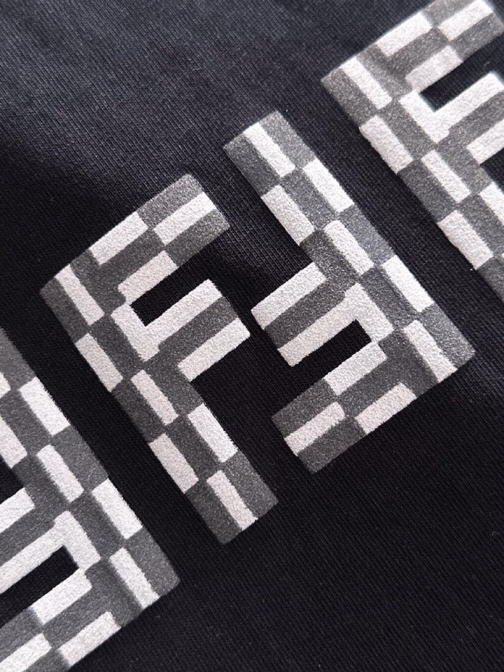 FENDI 芬迪2025春夏新品短袖圆领T恤，原版印花刺绣字母Logo，三标齐 帅气时尚，简约百搭款。纯