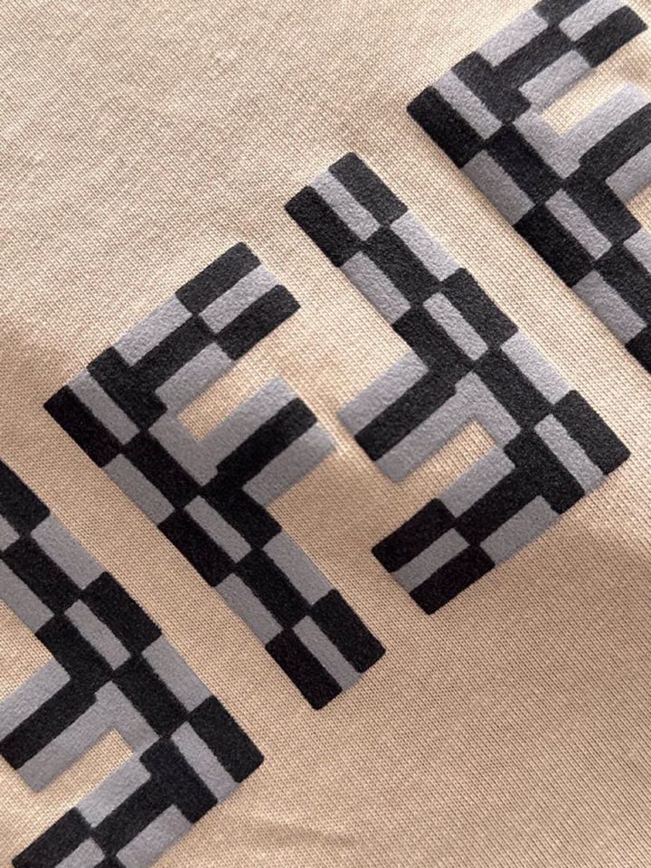 FENDI 芬迪2025春夏新品短袖圆领T恤，原版印花刺绣字母Logo，三标齐 帅气时尚，简约百搭款。纯