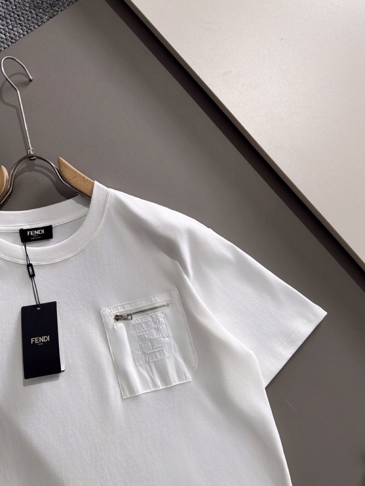 FENDI 芬迪2025春夏新品短袖圆领T恤，原版印花刺绣字母Logo，三标齐 帅气时尚，简约百搭款。纯