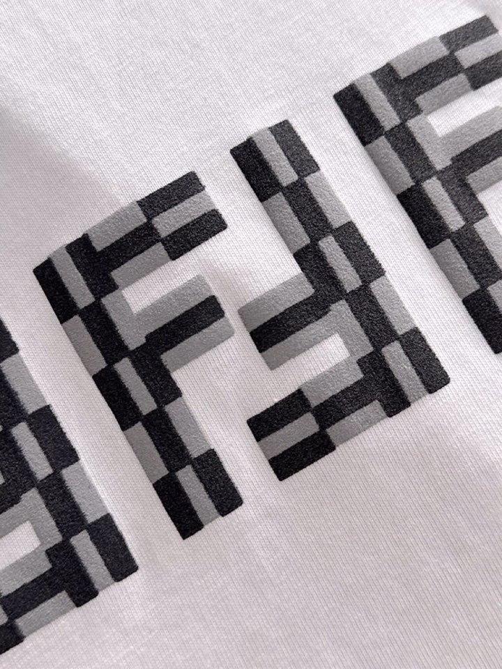 FENDI 芬迪2025春夏新品短袖圆领T恤，原版印花刺绣字母Logo，三标齐 帅气时尚，简约百搭款。纯