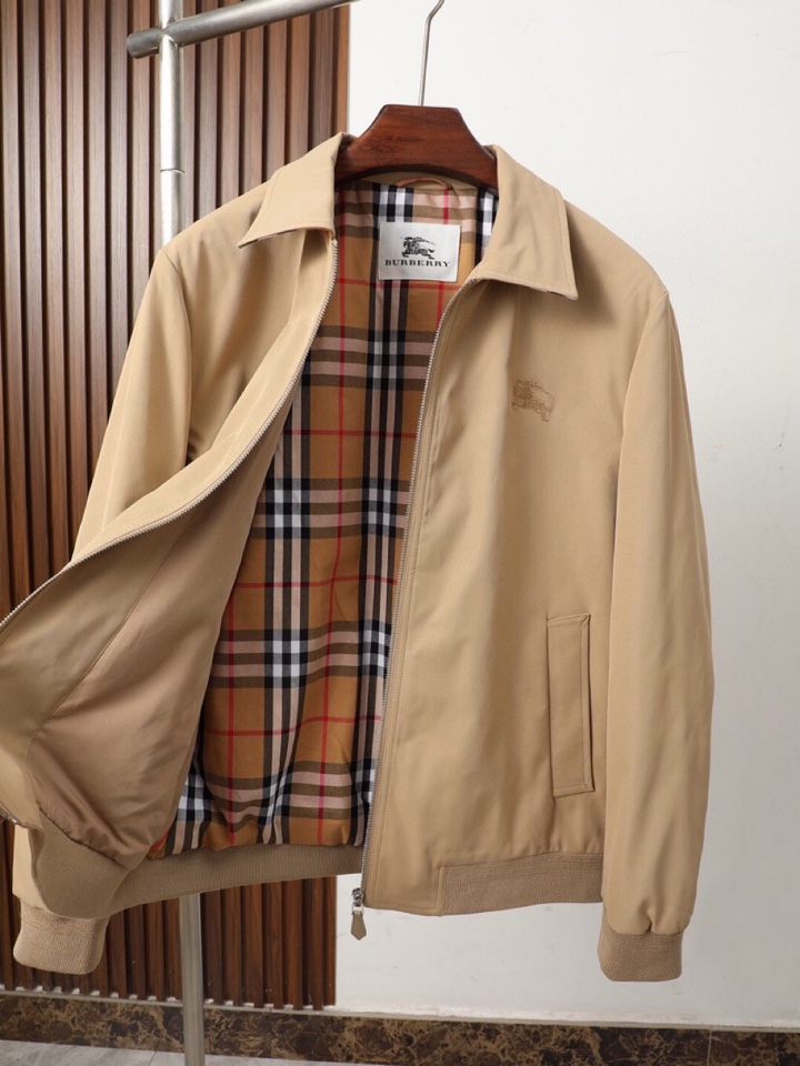 Burberry 巴宝莉25早秋新款发布巴宝莉翻领夹克外套，秋季爆款外套，格子内里，战马刺绣款外套，穿上