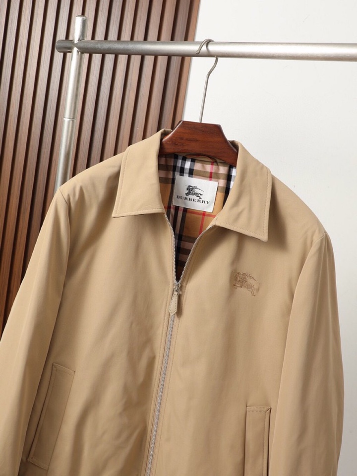 Burberry 巴宝莉25早秋新款发布巴宝莉翻领夹克外套，秋季爆款外套，格子内里，战马刺绣款外套，穿上