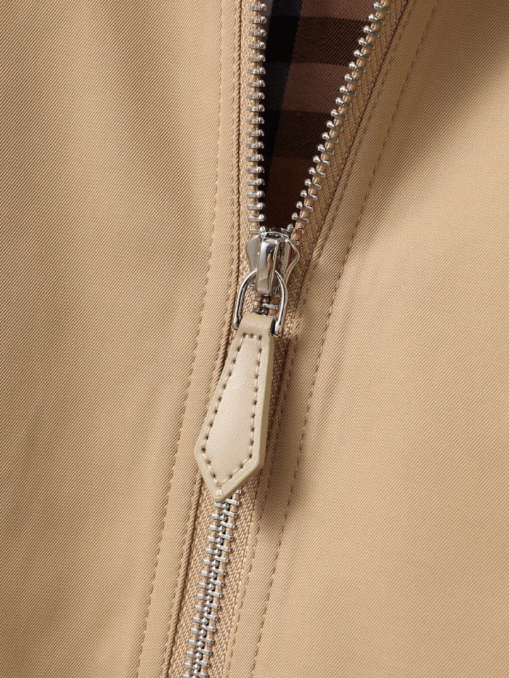 Burberry 巴宝莉25早秋新款发布巴宝莉翻领夹克外套，秋季爆款外套，格子内里，战马刺绣款外套，穿上