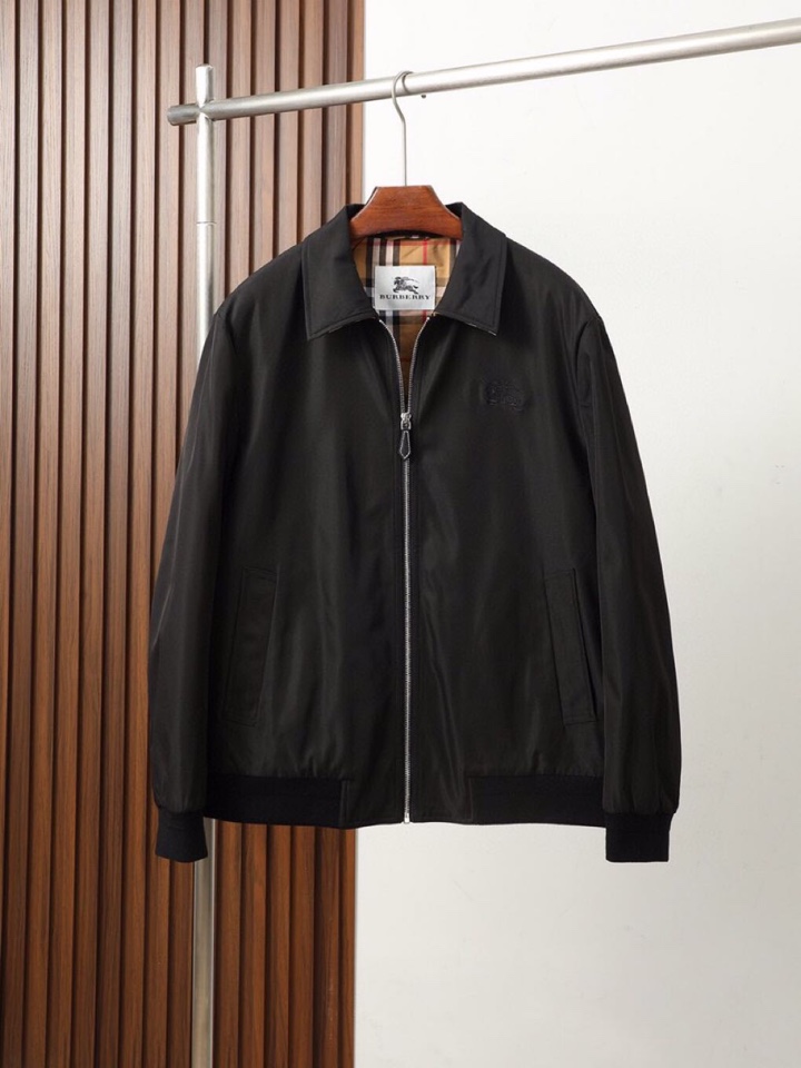 Burberry 巴宝莉25早秋新款发布巴宝莉翻领夹克外套，秋季爆款外套，格子内里，战马刺绣款外套，穿上