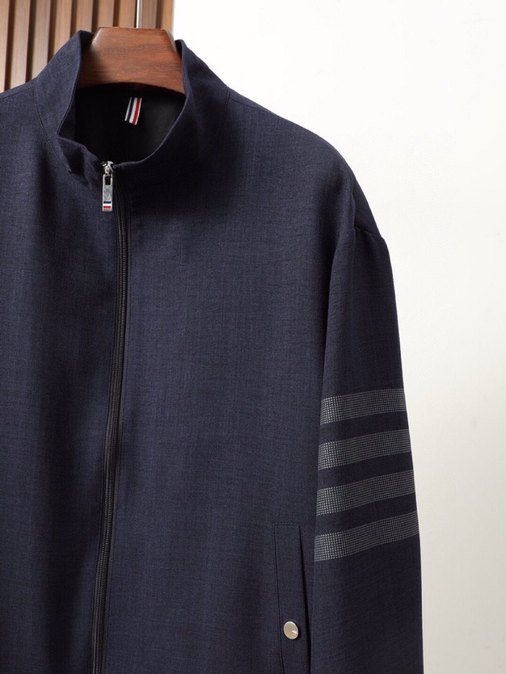 THOM BROWNE 汤姆布朗 TB2025秋季立领夹克外套！今年的新品，男士超软面料帅酷爆款 外套。