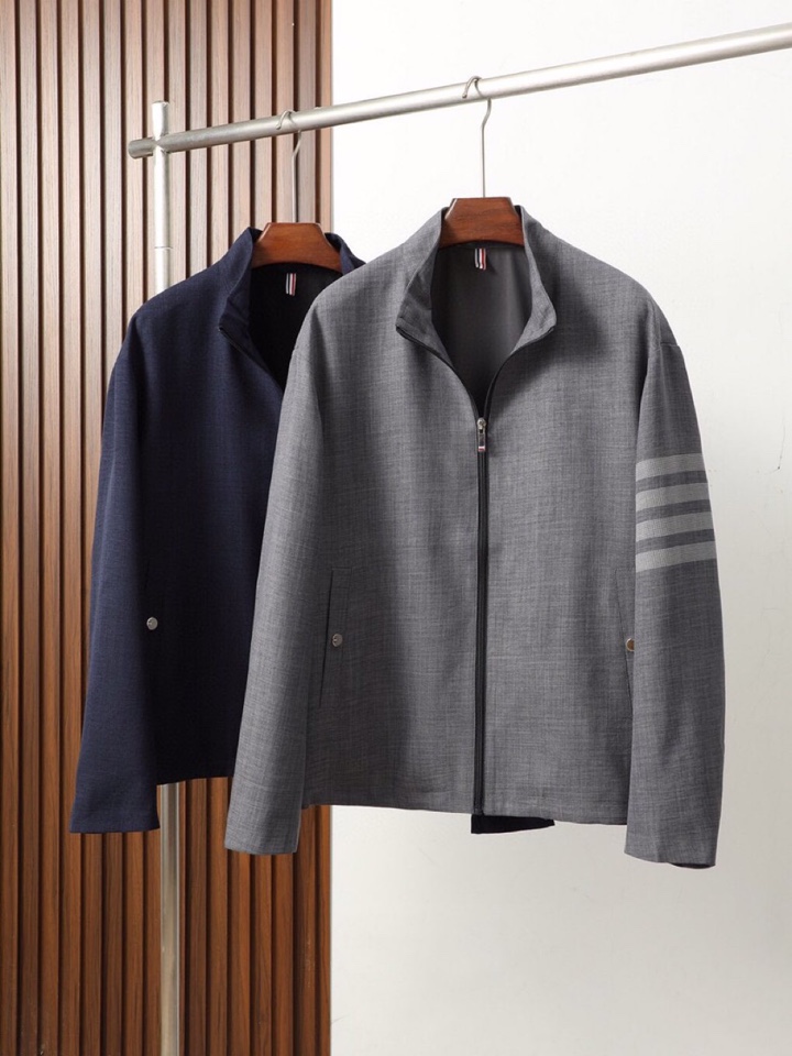THOM BROWNE 汤姆布朗 TB2025秋季立领夹克外套！今年的新品，男士超软面料帅酷爆款 外套。