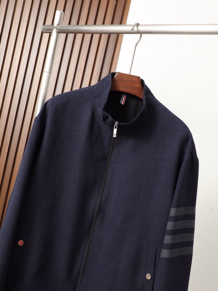 THOM BROWNE 汤姆布朗 TB2025秋季立领夹克外套！今年的新品，男士超软面料帅酷爆款 外套。