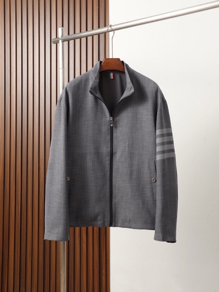 THOM BROWNE 汤姆布朗 TB2025秋季立领夹克外套！今年的新品，男士超软面料帅酷爆款 外套。