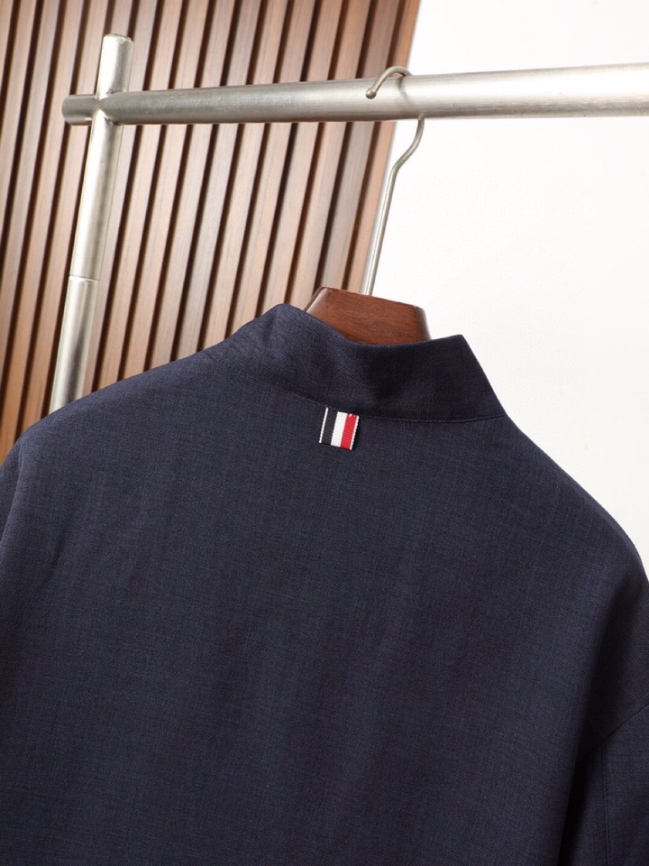 THOM BROWNE 汤姆布朗 TB2025秋季立领夹克外套！今年的新品，男士超软面料帅酷爆款 外套。