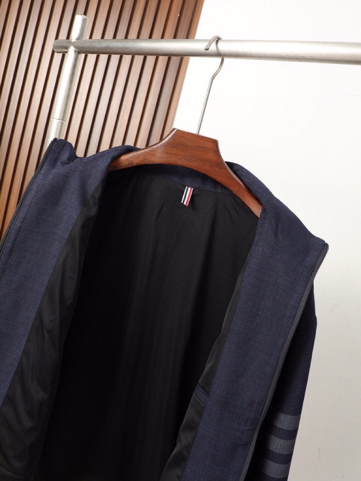 THOM BROWNE 汤姆布朗 TB2025秋季立领夹克外套！今年的新品，男士超软面料帅酷爆款 外套。