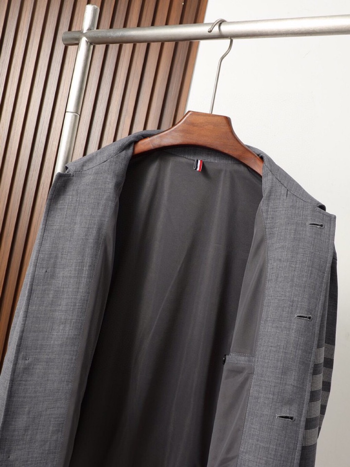 THOM BROWNE 汤姆布朗 TB25秋季翻领夹克外套！今年的新品，男士超软面料帅酷爆款 外套。时尚