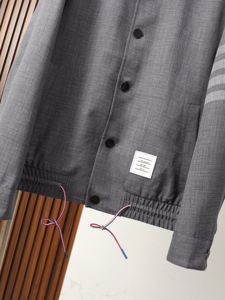 THOM BROWNE 汤姆布朗 TB25秋季翻领夹克外套！今年的新品，男士超软面料帅酷爆款 外套。时尚