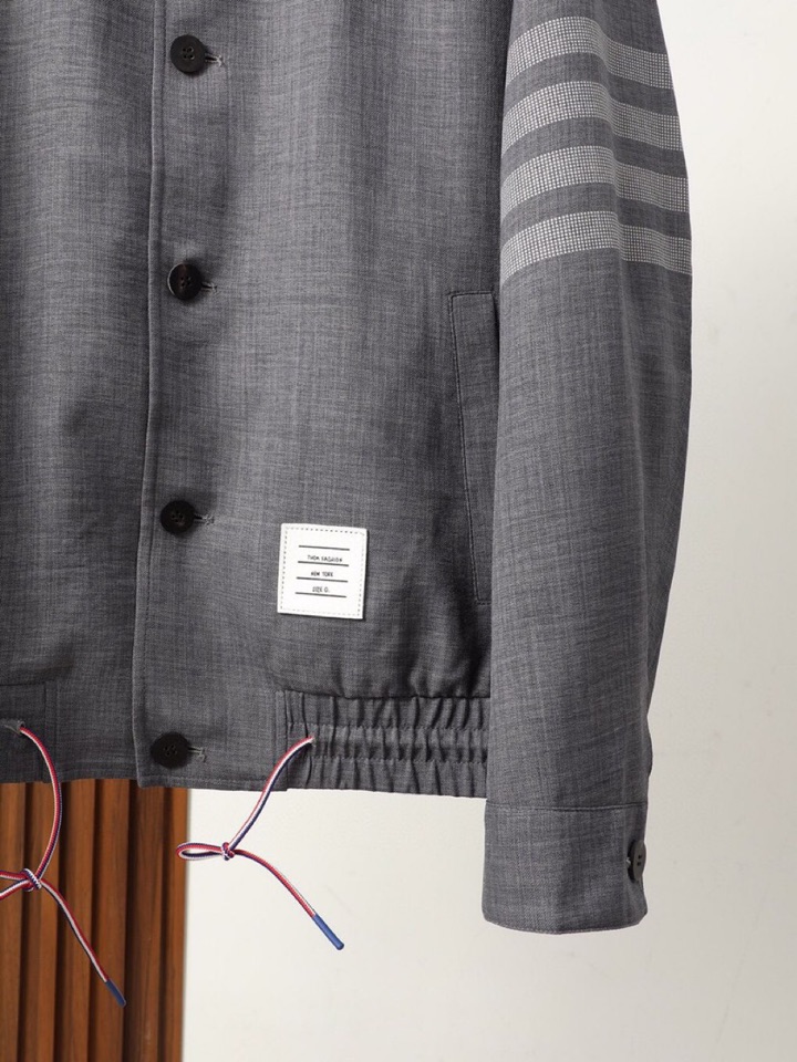 THOM BROWNE 汤姆布朗 TB25秋季翻领夹克外套！今年的新品，男士超软面料帅酷爆款 外套。时尚