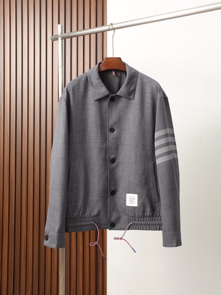THOM BROWNE 汤姆布朗 TB25秋季翻领夹克外套！今年的新品，男士超软面料帅酷爆款 外套。时尚