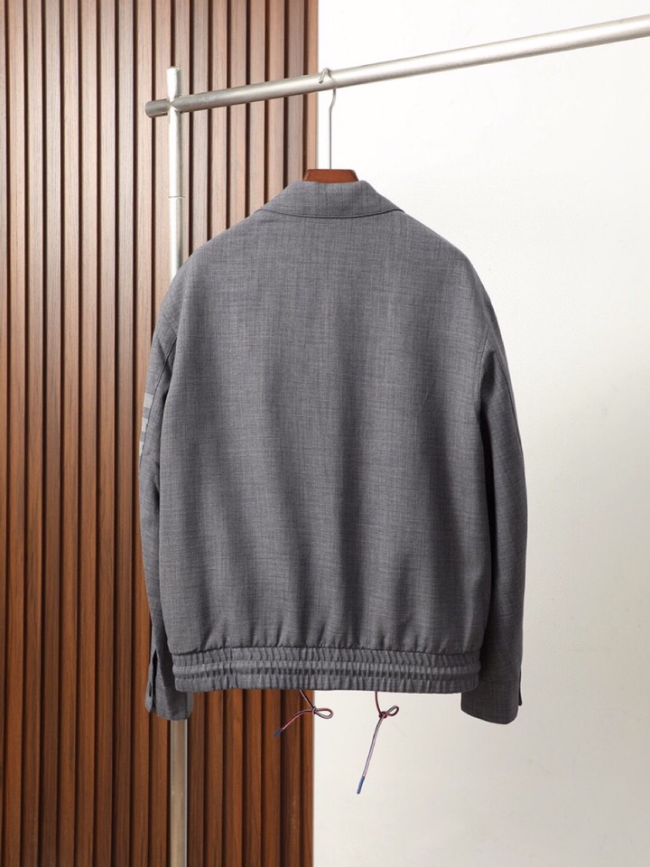 THOM BROWNE 汤姆布朗 TB25秋季翻领夹克外套！今年的新品，男士超软面料帅酷爆款 外套。时尚
