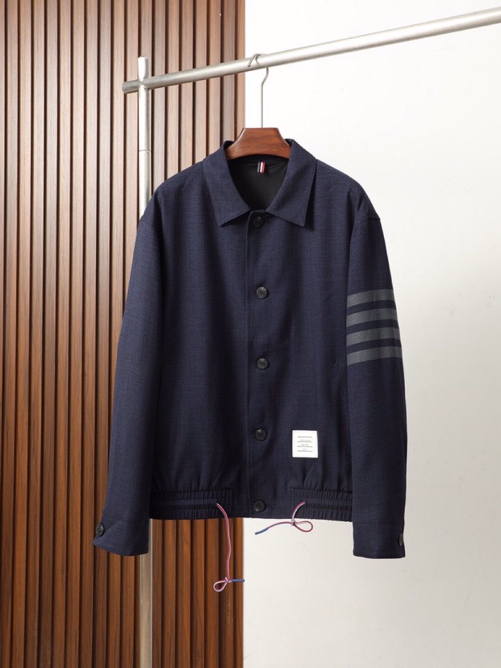 THOM BROWNE 汤姆布朗 TB25秋季翻领夹克外套！今年的新品，男士超软面料帅酷爆款 外套。时尚