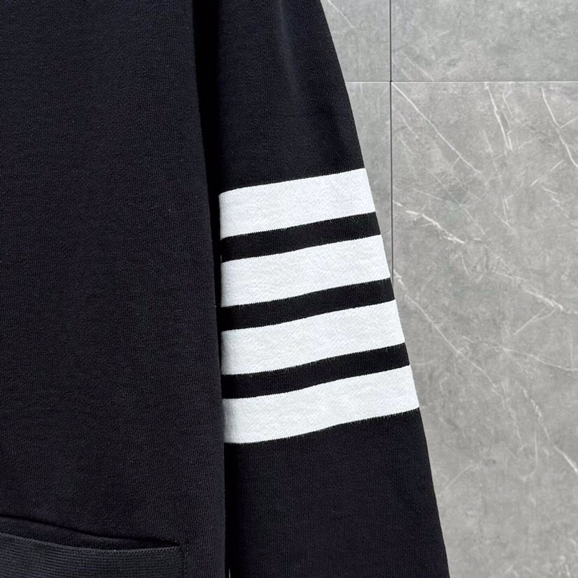 THOM BROWNE 汤姆布朗 TB色织棉开衫有口袋  卫衣材质情侣款开衫码数：00-6  颜色：浅灰
