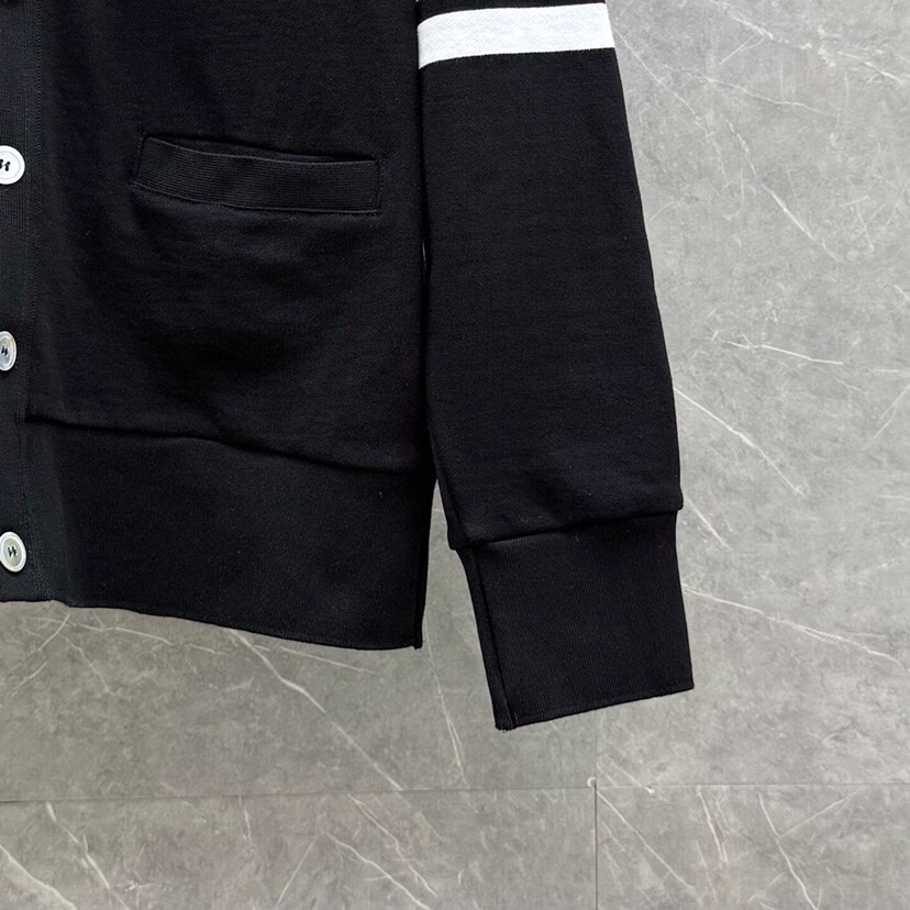 THOM BROWNE 汤姆布朗 TB色织棉开衫有口袋  卫衣材质情侣款开衫码数：00-6  颜色：浅灰