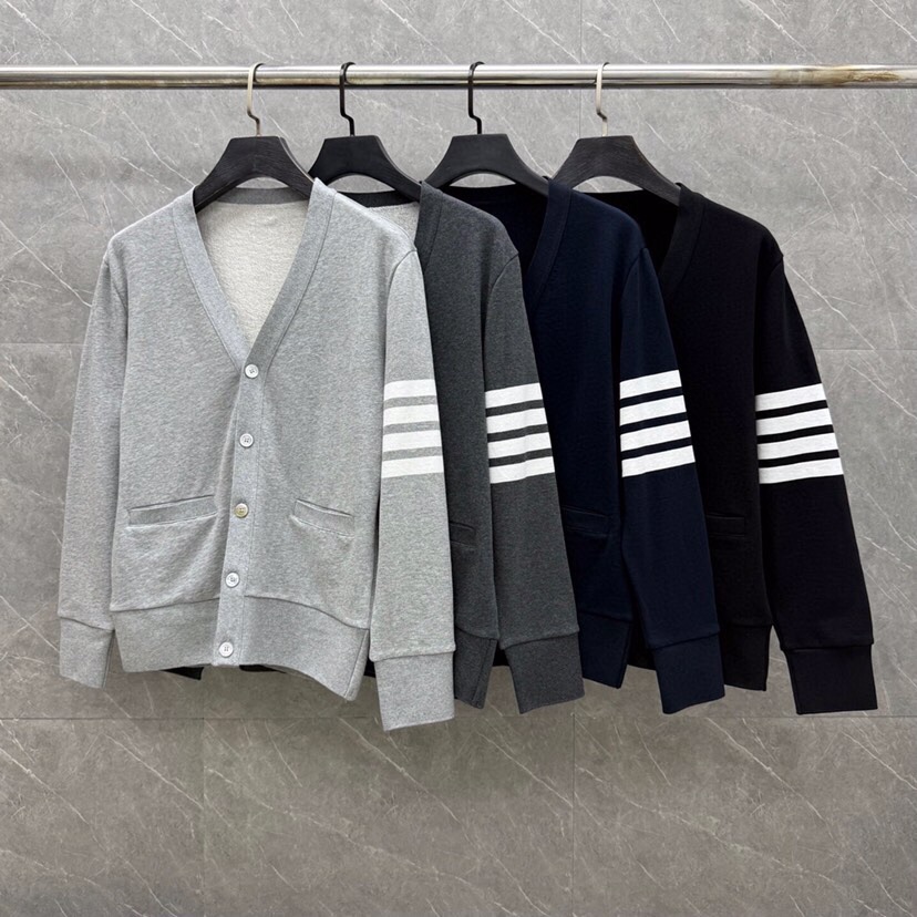 THOM BROWNE 汤姆布朗 TB色织棉开衫有口袋  卫衣材质情侣款开衫码数：00-6  颜色：浅灰